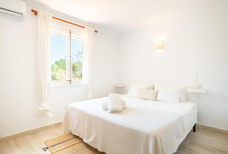 Schlafzimmer mit Einzelbetten und Fenster