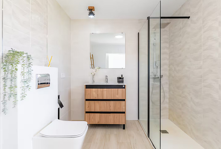 Badezimmer mit Dusche und Waschbecken
