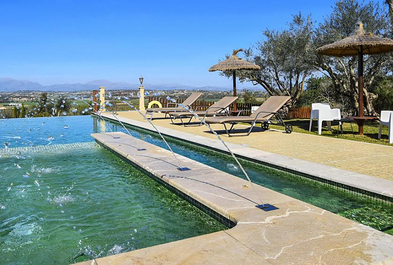 Panoramablick Pool Bäume Sonnenschirme