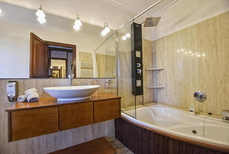 Bad Dusche WC Fenster Spiegel