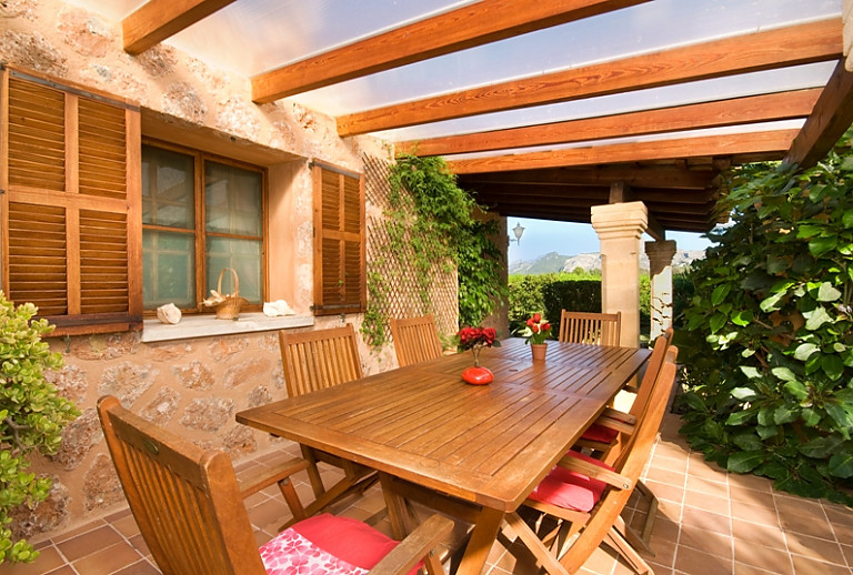 Terrasse Überdachung Tisch Stühle Busch