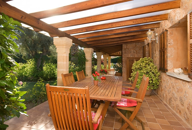 Terrasse Balkendecke Stühle Tisch Pflanzen Büsche