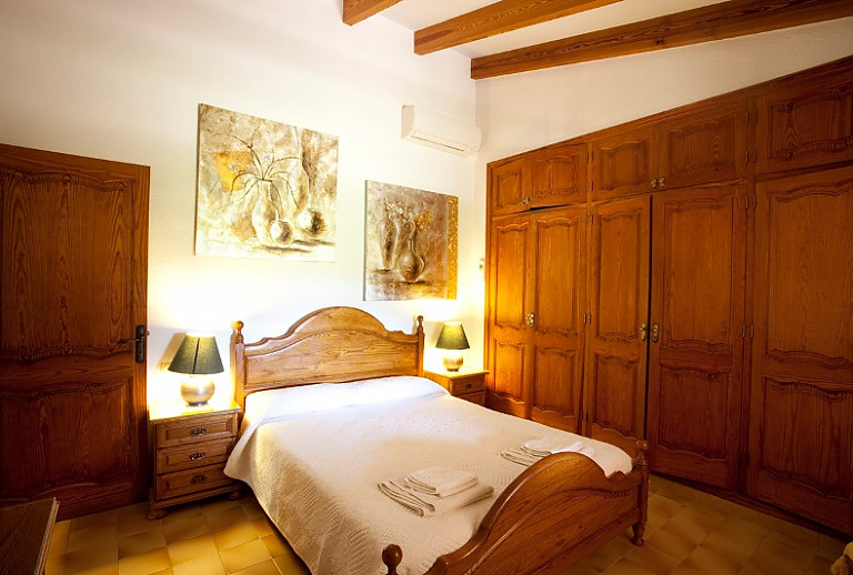 Doppelbett Schrank Bilder Nachttisch Lampe