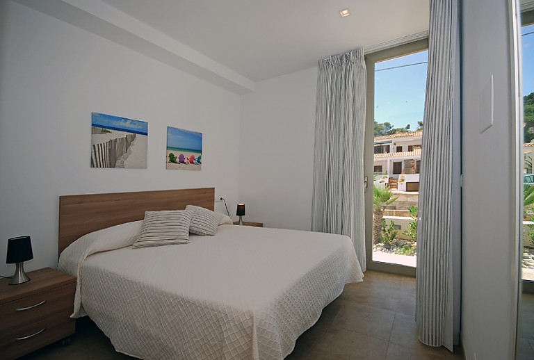 Schlafzimmer Doppelbett Nachttisch Lampe Balkon