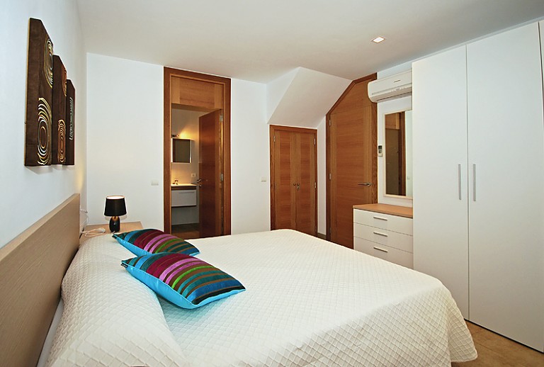 Schlafzimmer Doppelbett Badezimmer Kleiderschrank Kommode