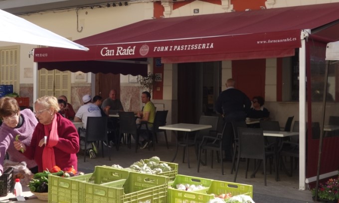 Marktstand mit Pergola vom Cafe Can Rafel