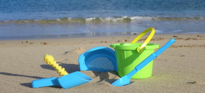 Plastikeimer und Plastikschaufel am Strand