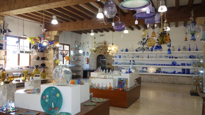Verkaufsraum mit Schalen Bechern und Lampen aus Glas